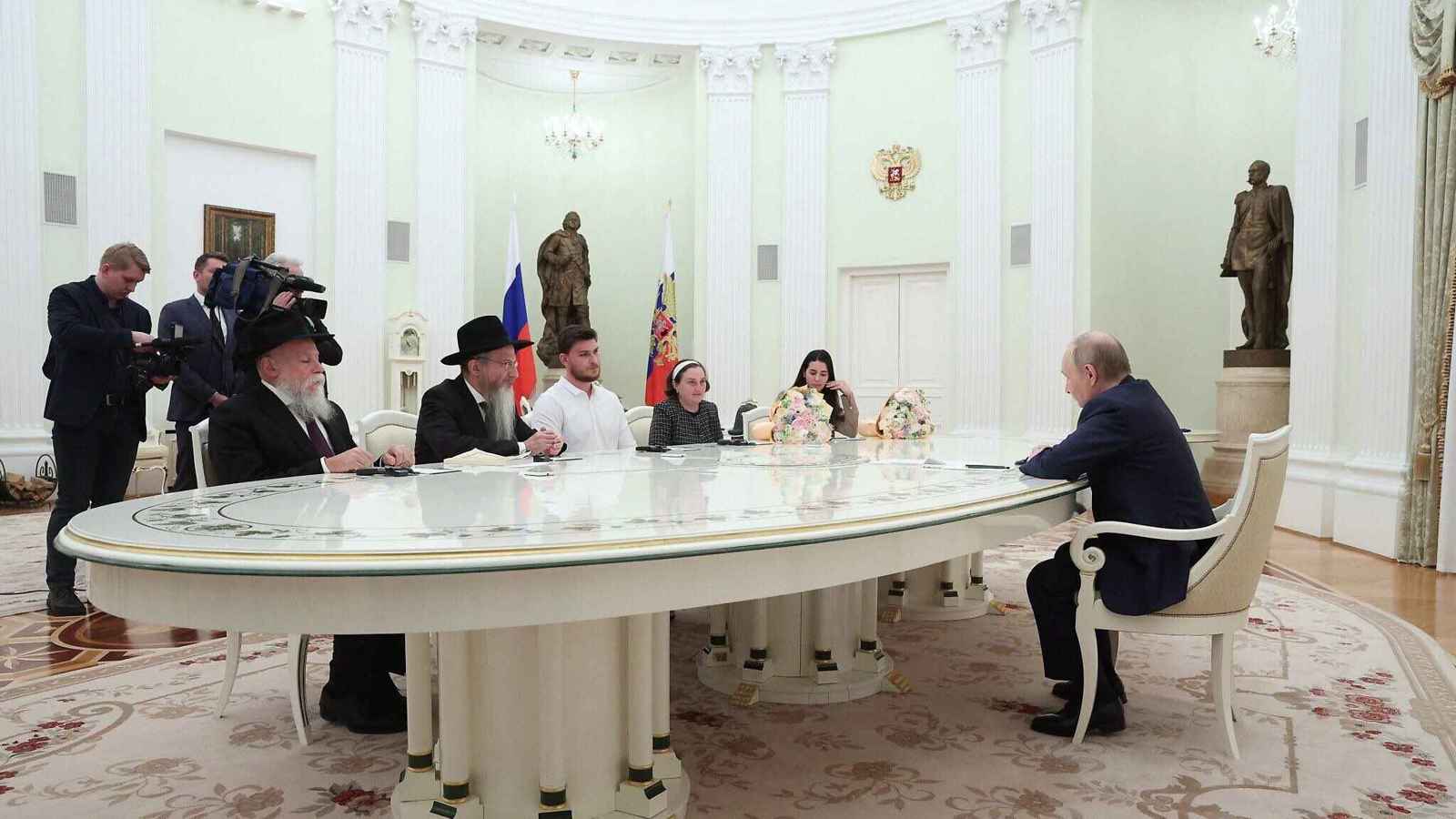 وجه رسالة لحماس.. بوتين يلتقي الأسير تروفانوف بعد تحريره من غزة