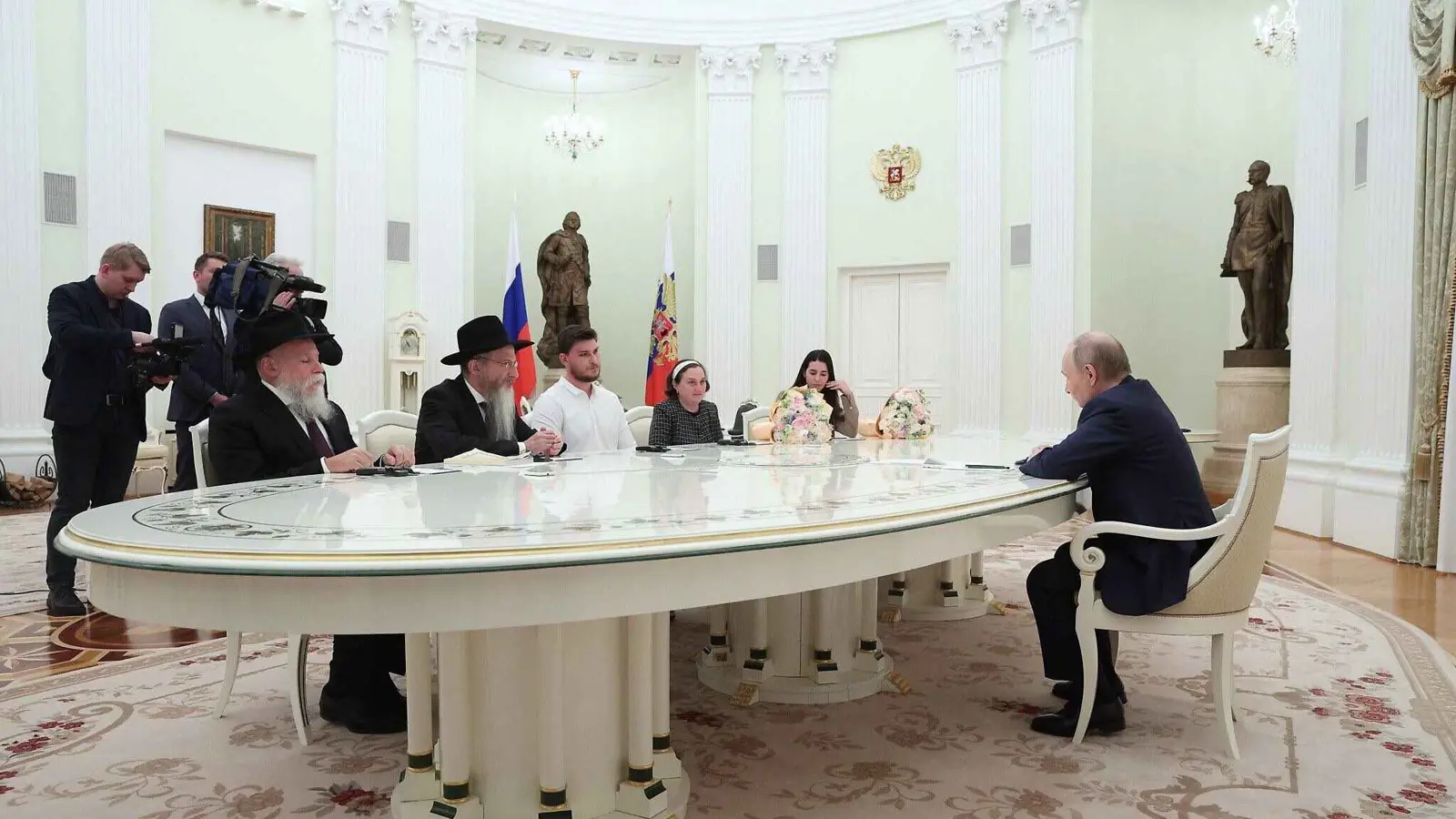 وجه رسالة لحماس.. بوتين يلتقي الأسير تروفانوف بعد تحريره من غزة