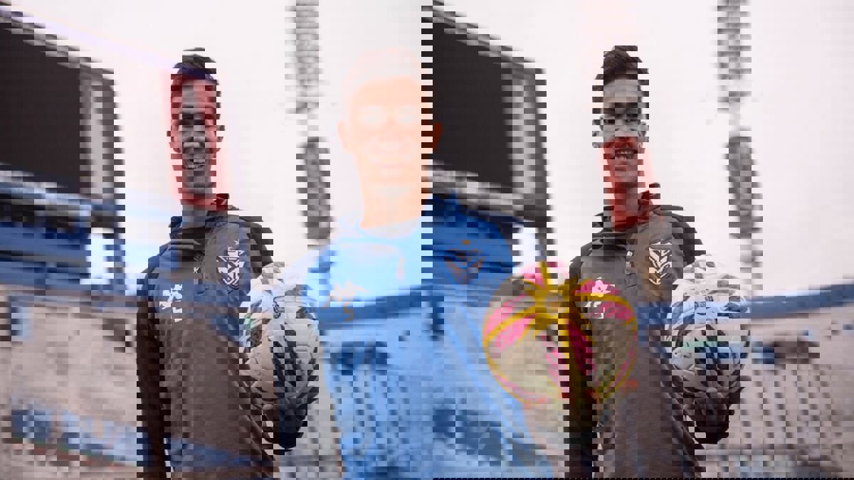 الشباب يقدم عرضا للاعب الوسط التشيلي بابلو غالدامز