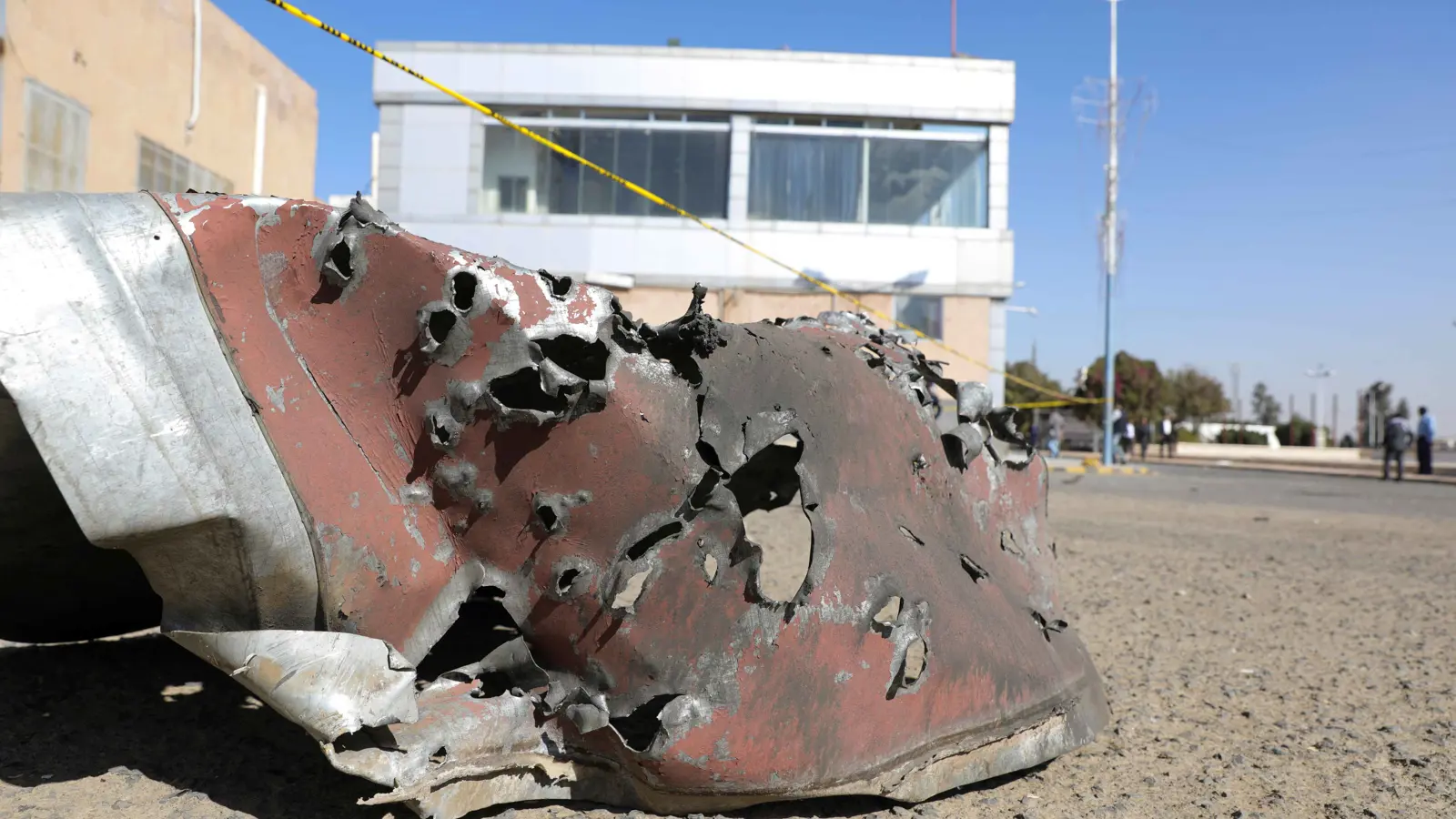 "المونيتور": استهداف إسرائيل مواقع الحوثيين تمهيد لضرب النووي الإيراني