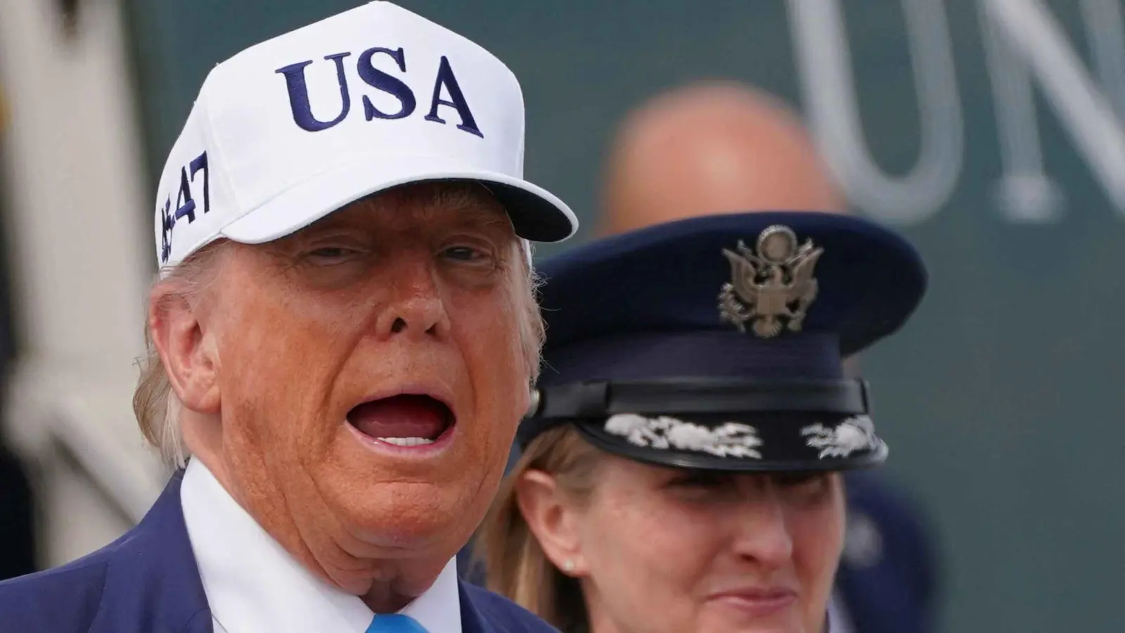 ترامب يتوعد إيران بـ "طريقة بديلة" حال تخصيب اليورانيوم