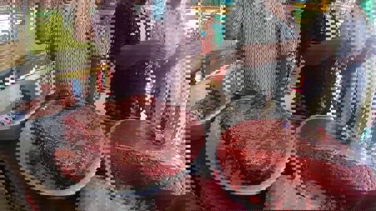 منها المشبك والسمسم.. حلويات لحج والحديدة تزاحم الحلوى الهندية في عدن‎‎