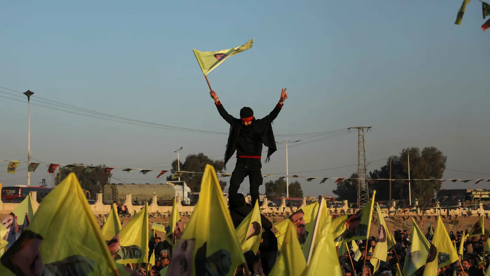 قبول وتحرك للتنفيذ.. كيف تفاعل الأكراد مع دعوة أوجلان؟