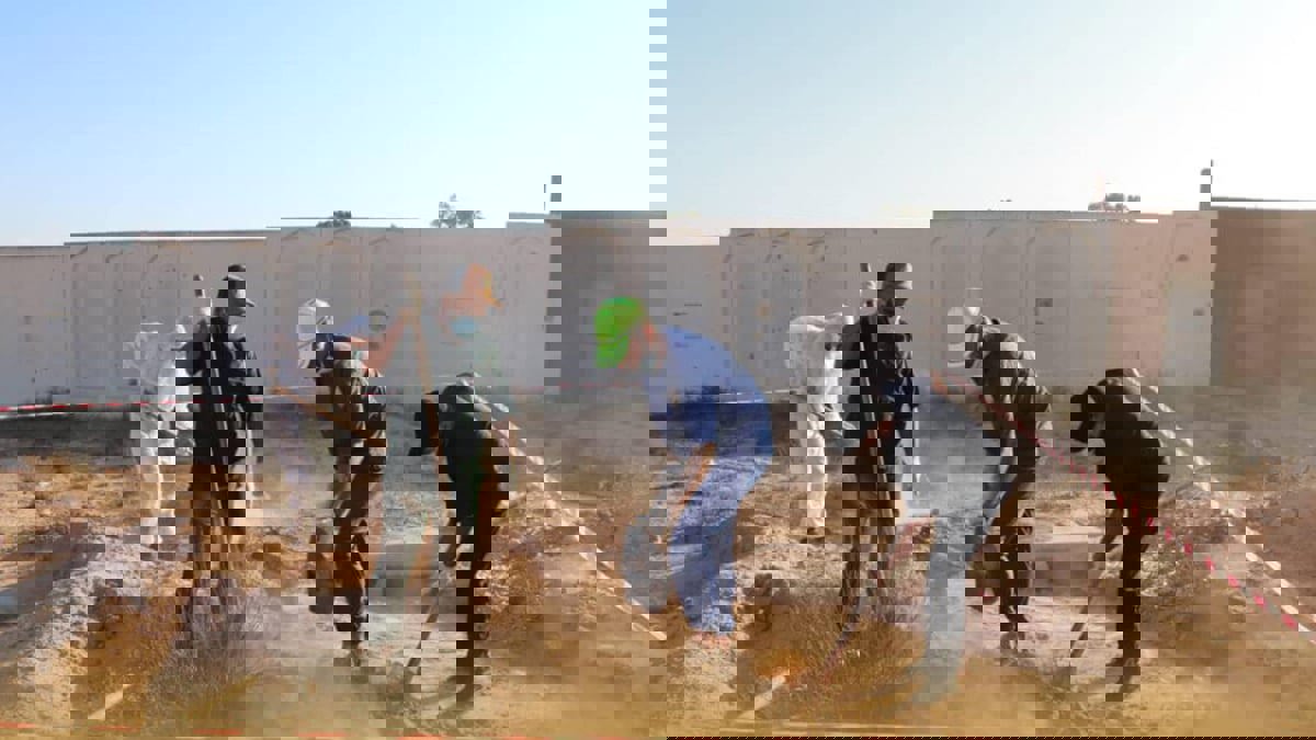 ليبيا.. استخراج 42 جثة مجهولة الهوية من مقبرة جماعية في سرت