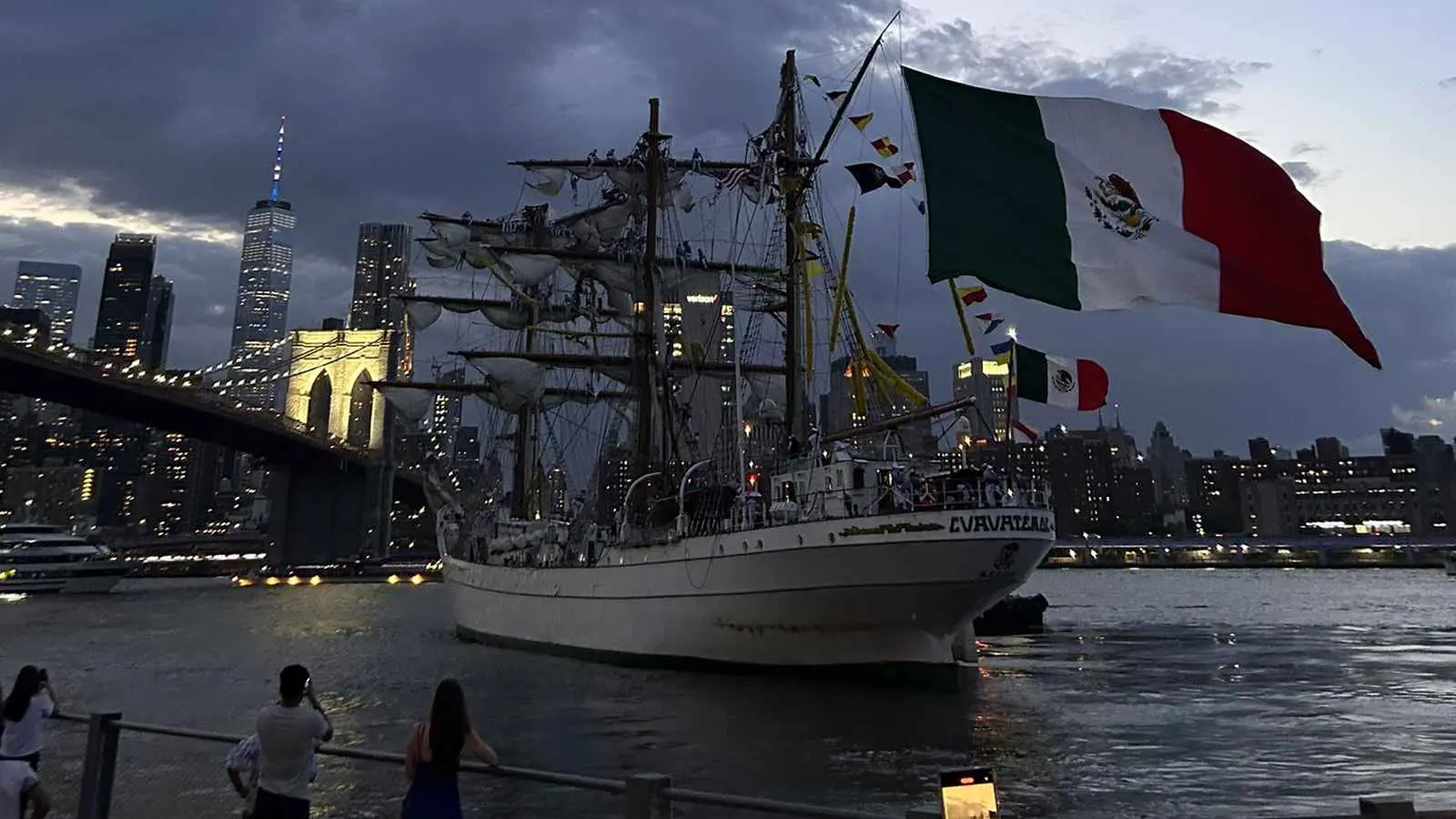 نيويورك.. قتيلان وإصابات إثر اصطدام سفينة مكسيكية بجسر بروكلين (فيديو)