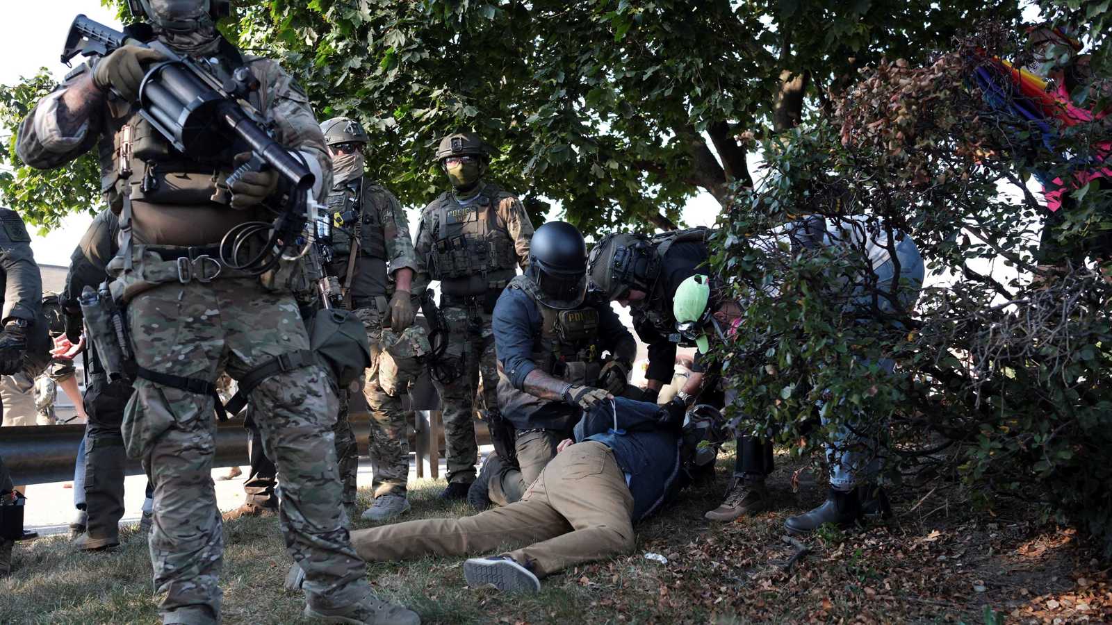 قتلت امرأة مسلحة.. الشرطة الأمريكية تقع بكمين في شيكاغو (فيديو)