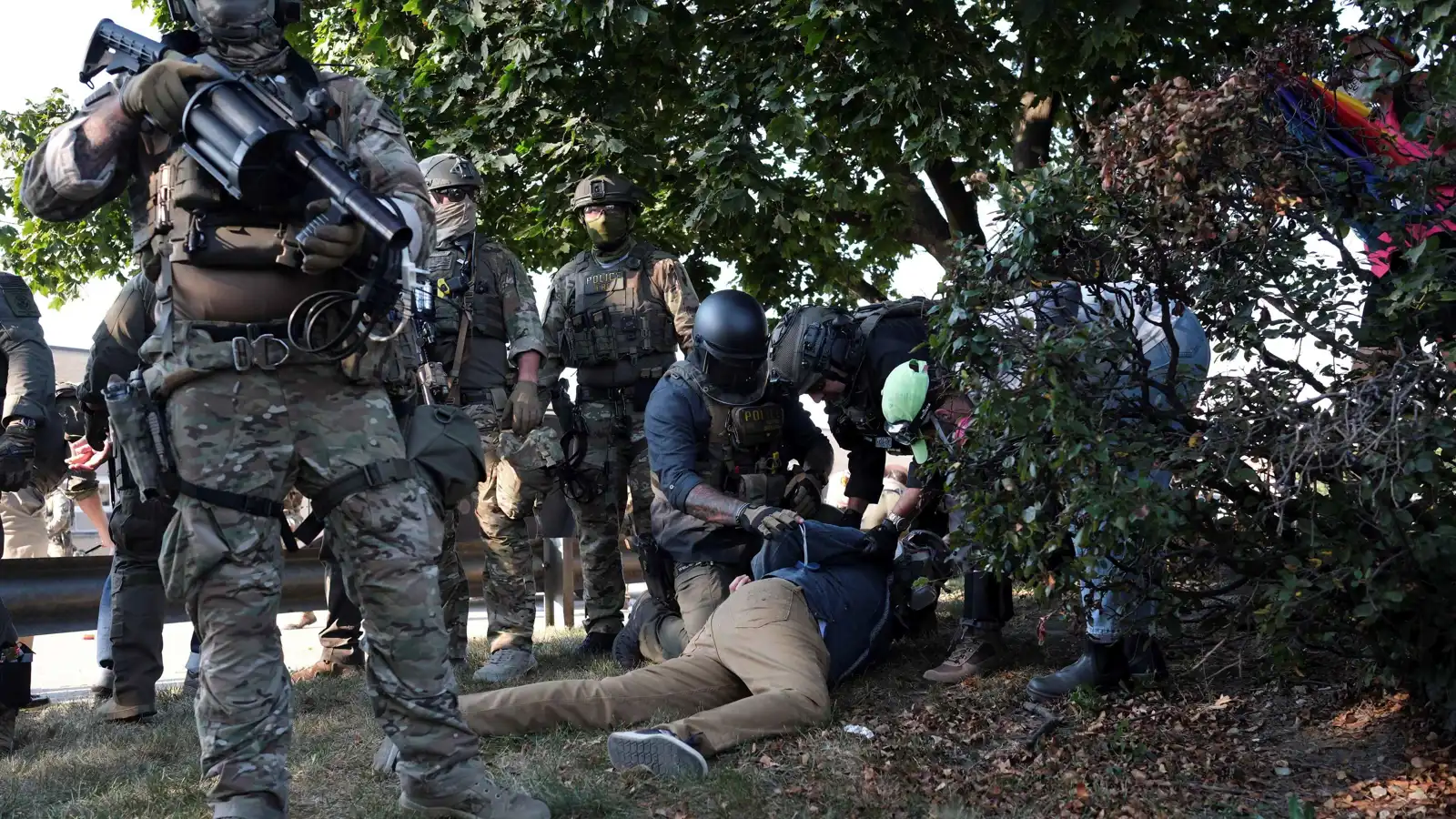 قتلت امرأة مسلحة.. الشرطة الأمريكية تقع بكمين في شيكاغو (فيديو)