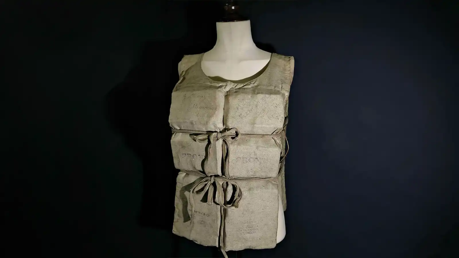 سترة نجاة نادرة من "تايتانيك" للبيع بمزاد في لندن