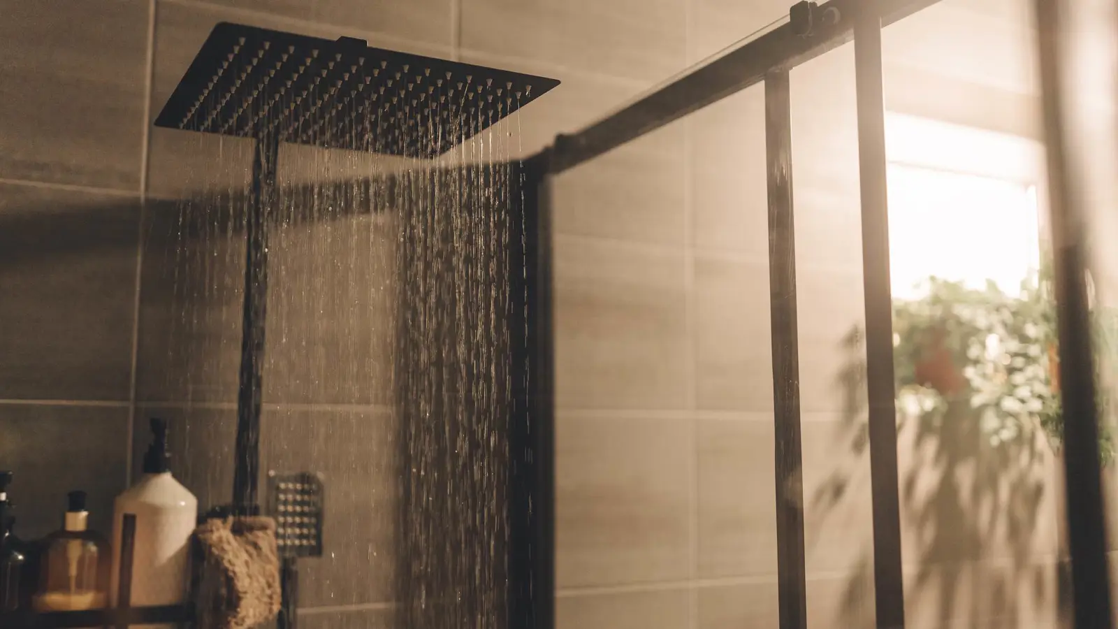 تعرف على مخاطر الاستحمام بالماء الساخن بعد الأكل