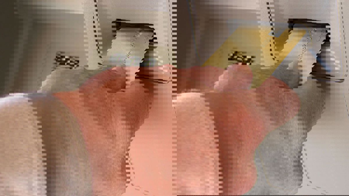 السعودية.. القبض على مقيم ترصد كبار السن عند الصراف الآلي للاحتيال عليهم