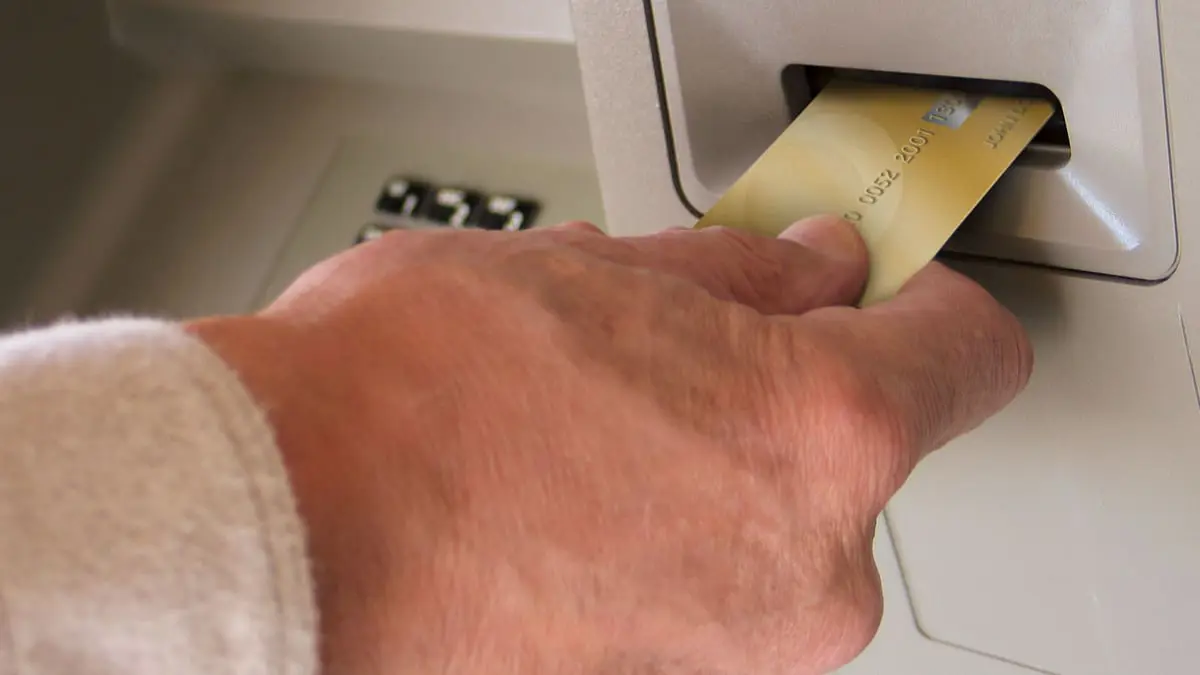 السعودية.. القبض على مقيم ترصد كبار السن عند الصراف الآلي للاحتيال عليهم