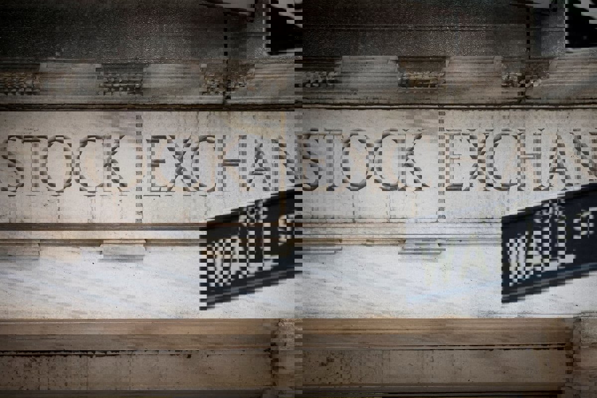 الأسهم الأمريكية تغلق على انخفاض طفيف 