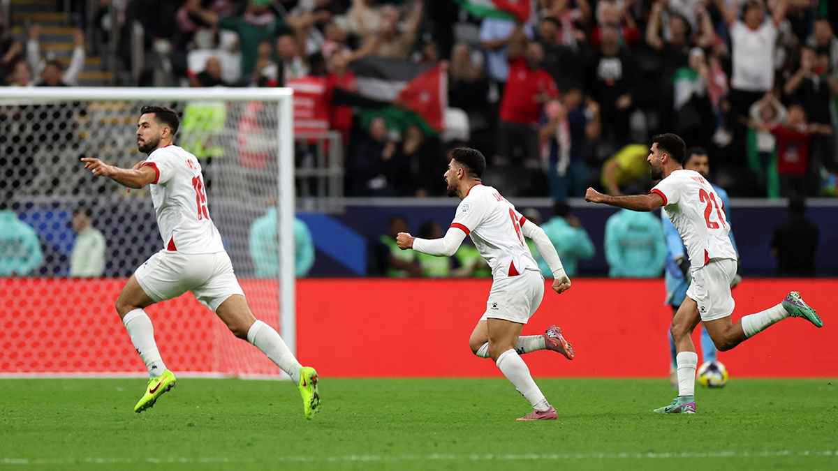 الأردن يخطف فوزًا مثيرًا من الإمارات في كأس العرب (فيديو)