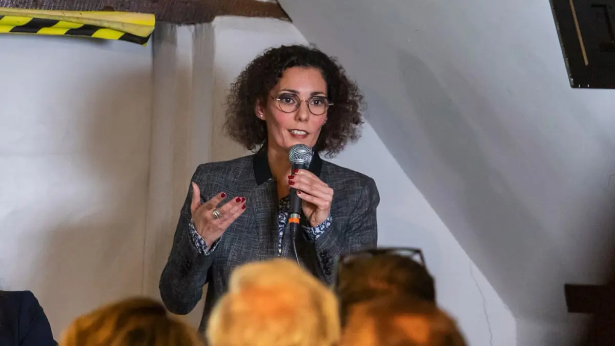 وزيرة بلجيكية من أصول جزائرية تشعل غضب الأوكرانيين