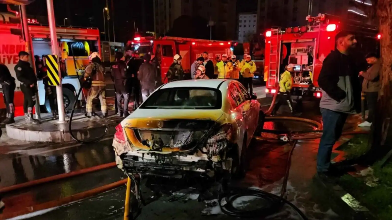 في مشهد صادم.. حرق 15 سيارة فارهة وسط أرقى أحياء إسطنبول (فيديو)