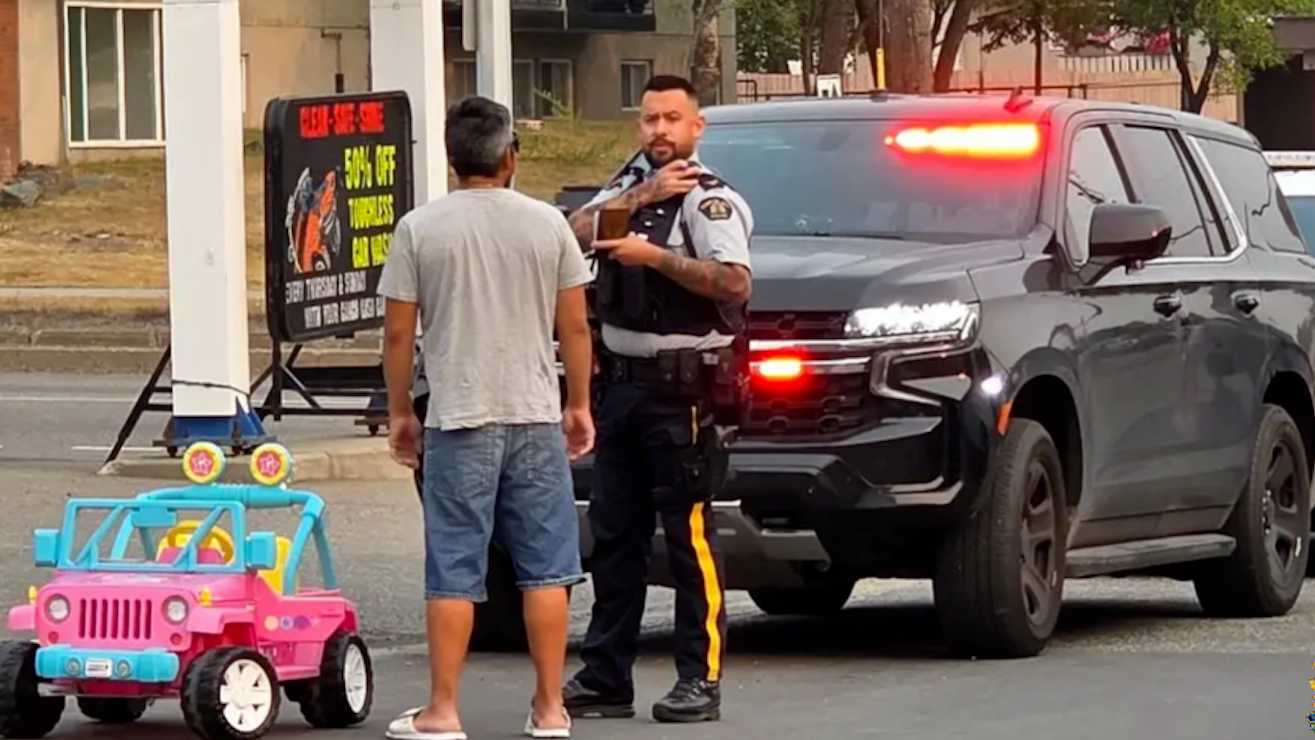 القبض على كندي يقود "باربي جيب" تحت تأثير الكحول (فيديو)