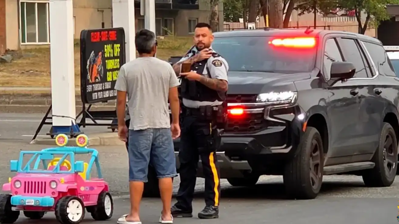 القبض على كندي يقود "باربي جيب" تحت تأثير الكحول (فيديو)