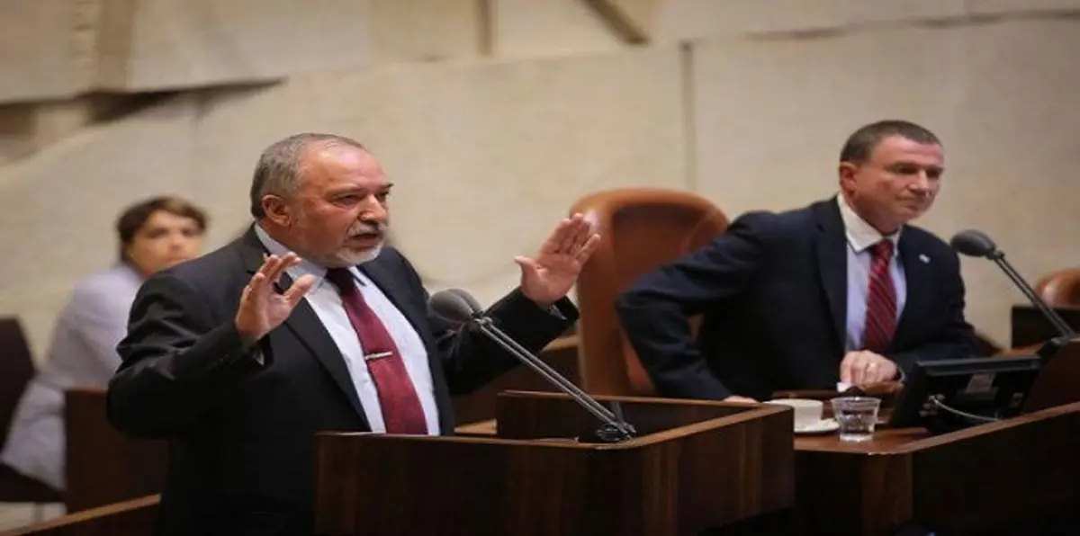 خبراء إسرائيليون: استراتيجية ليبرمان تستهدف تفكيك السلطة