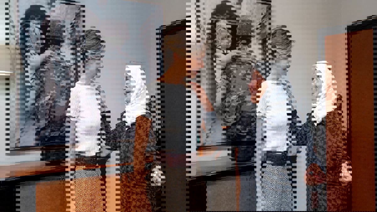 أسماء الأسد تلتقي المسنة نجلاء برغل بعد تخرجها من الجامعة في سن 79 عاماً