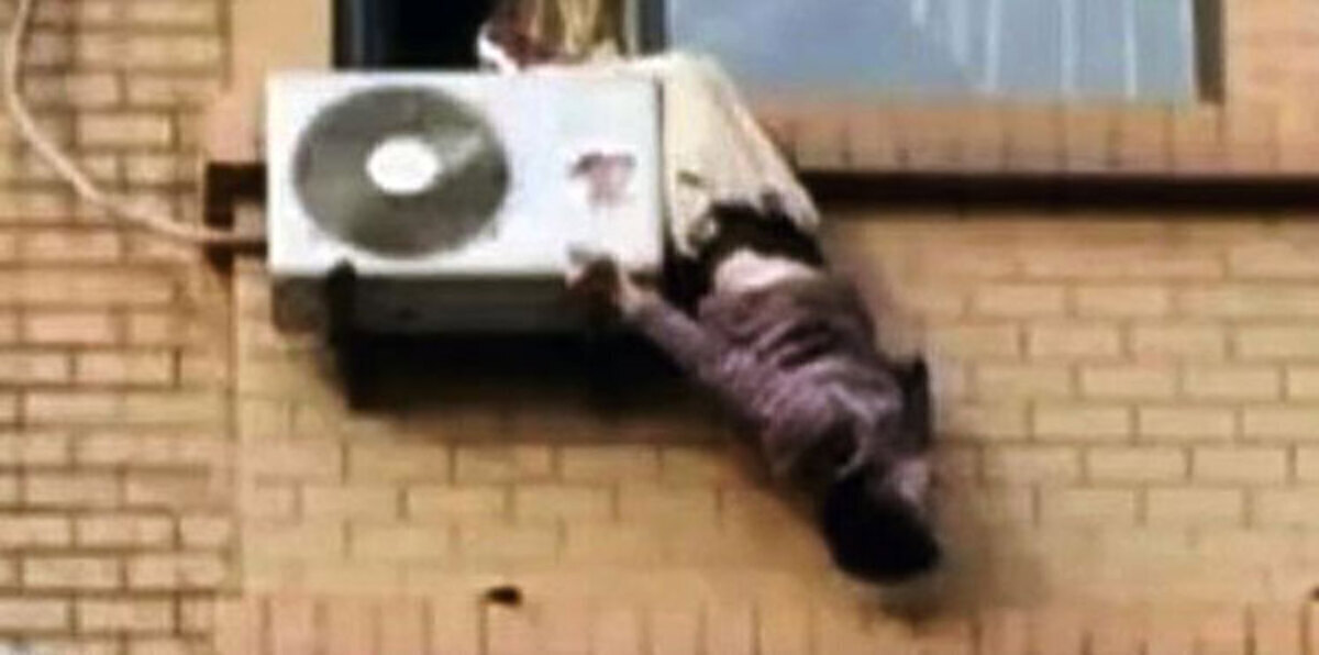 بالفيديو.. فشل في الانتحار وبقي معلقًا من قدمه