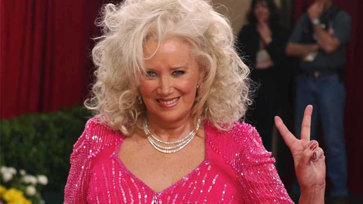 رحيل أيقونة "هوليوود" سالي كيركلاند بعد صراع مع المرض