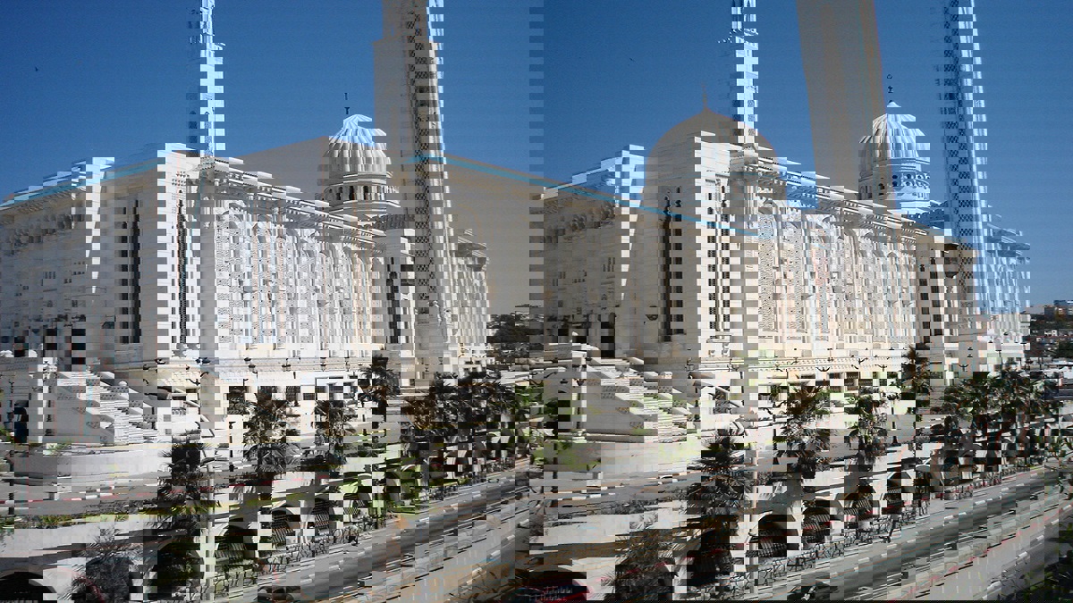 بعد تكرار جرائم السرقة.. الجزائر تسحب صناديق الزكاة من المساجد