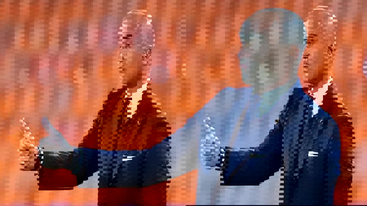 لا يعرف أحد ماذا سيحدث.. روبيرتو مارتينيز يعلق على إمكانية تدريب برشلونة