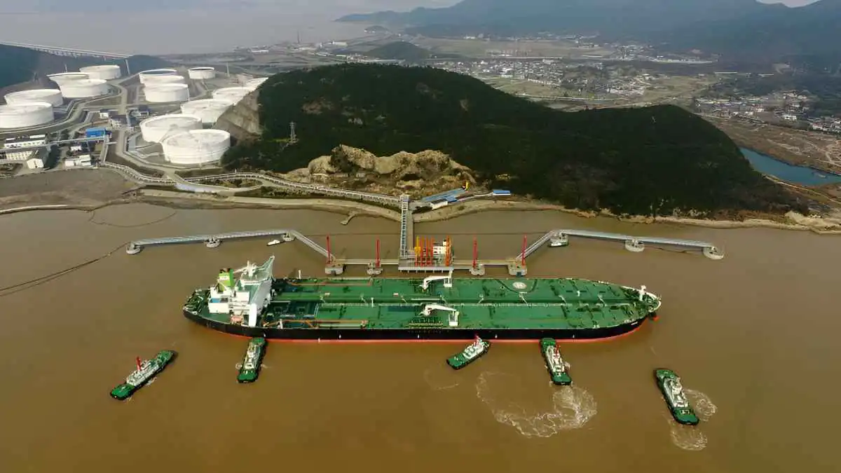 كيف أسهمت "مصافي الشاي" في تمويل آلة الحرب الإيرانية؟