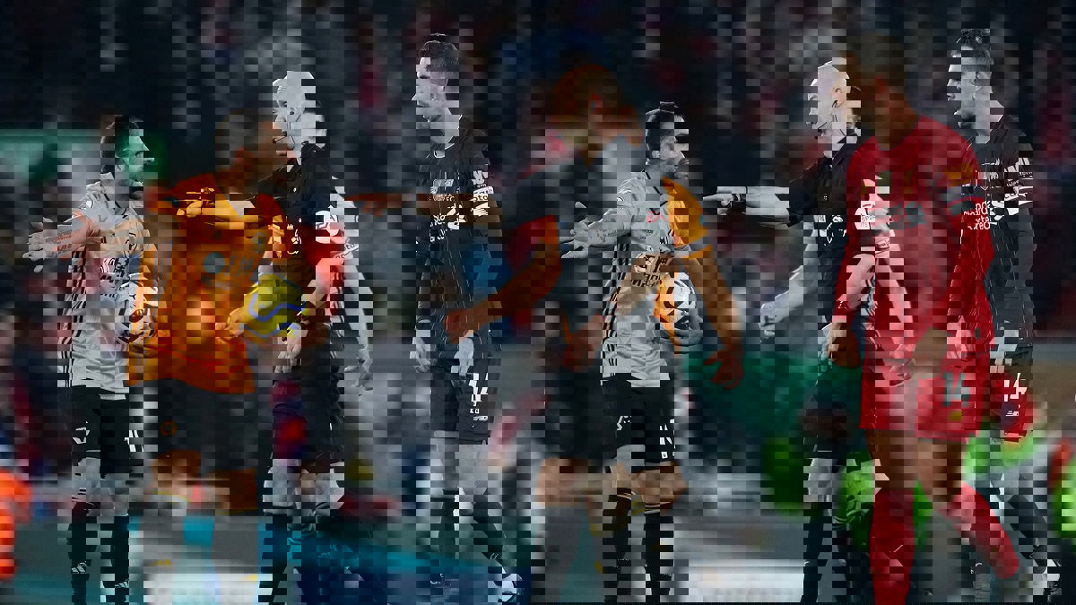 مباراة وولفرهامبتون ضد ليفربول.. لماذا احتسب الحكم هدف ماني رغم لمسة اليد على فان دايك؟ (فيديو وصورة)