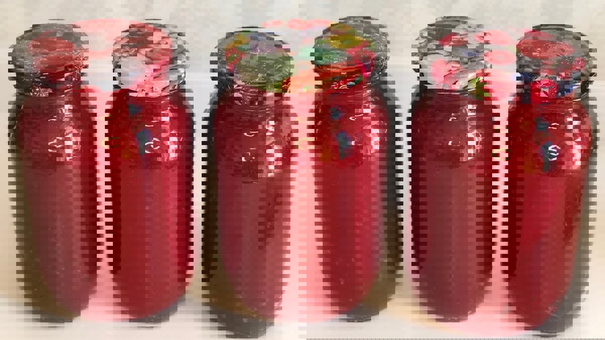 طقس سنوي.. غلاء الأسعار يهدد صناعة "دبس البندورة" شمال سوريا