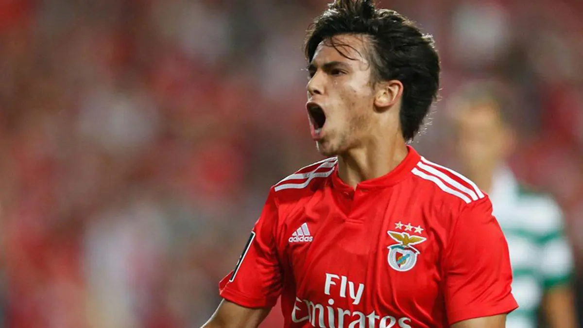 بعد اهتمام نادي برشلونة.. بنفيكا يسعى لرفع قيمة فسخ عقد نجمه جواو فيليكس