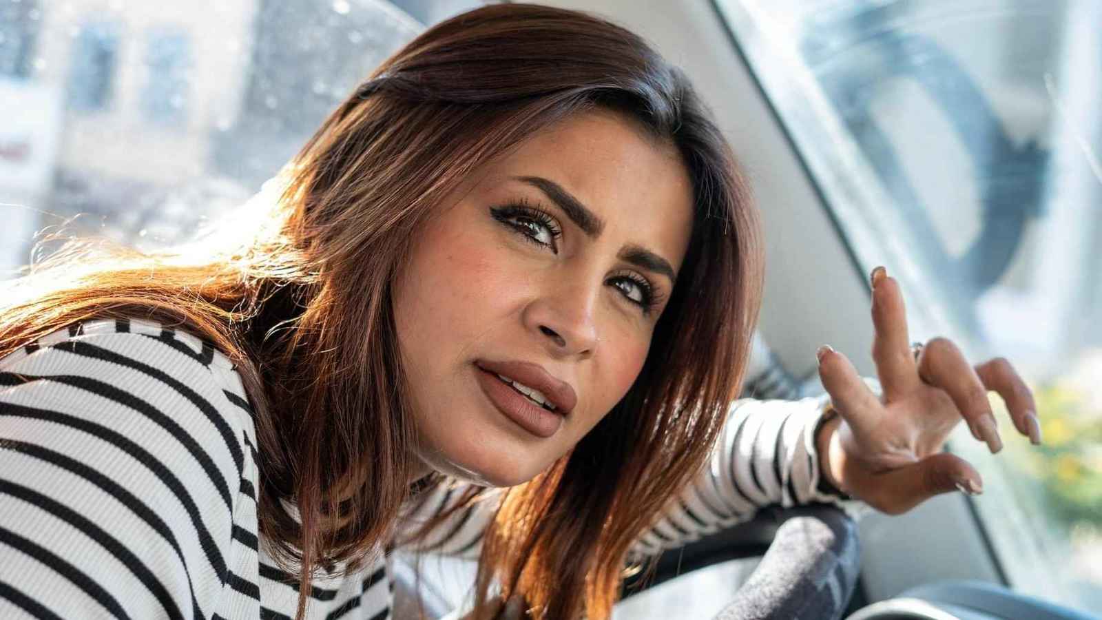 "سائقة الكيا" .. شابة تحارب من أجل لقمة العيش في العراق (صور)