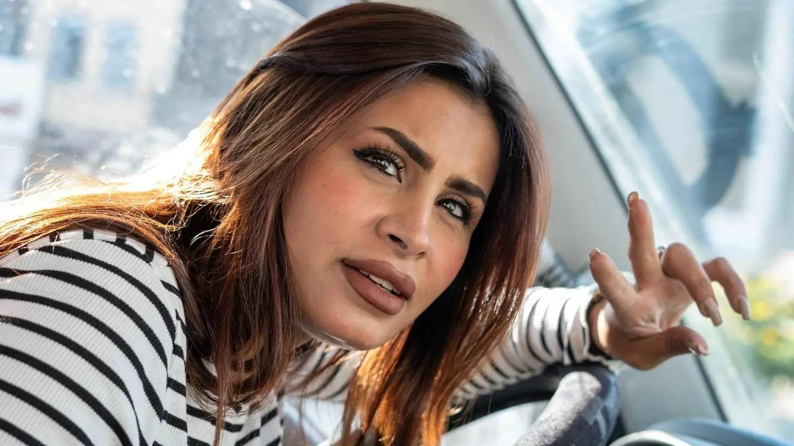 "سائقة الكيا" .. شابة تحارب من أجل لقمة العيش في العراق (صور)