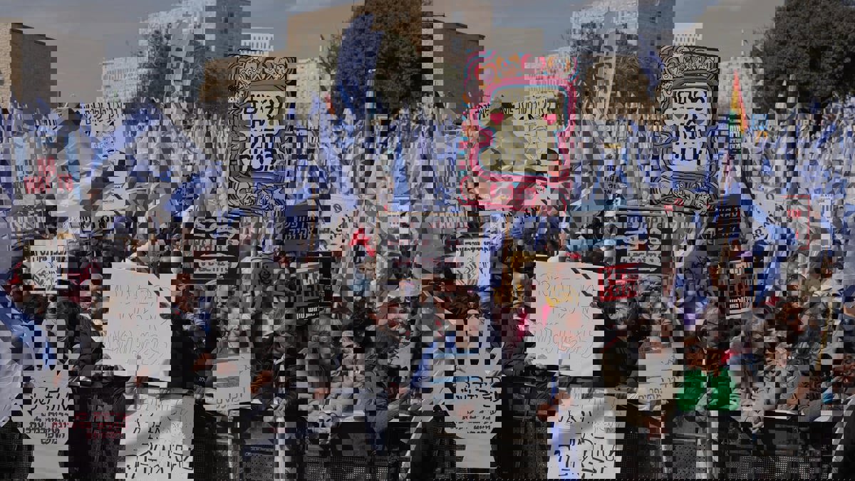 شرطة إسرائيل تلقي قنابل صوت على محتجين معارضين لخطة إصلاح القضاء