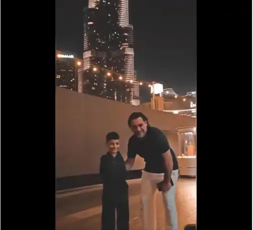 هشام الذهبي مع الطفل مصطفى وبالخلفية برج خليفة في دبي