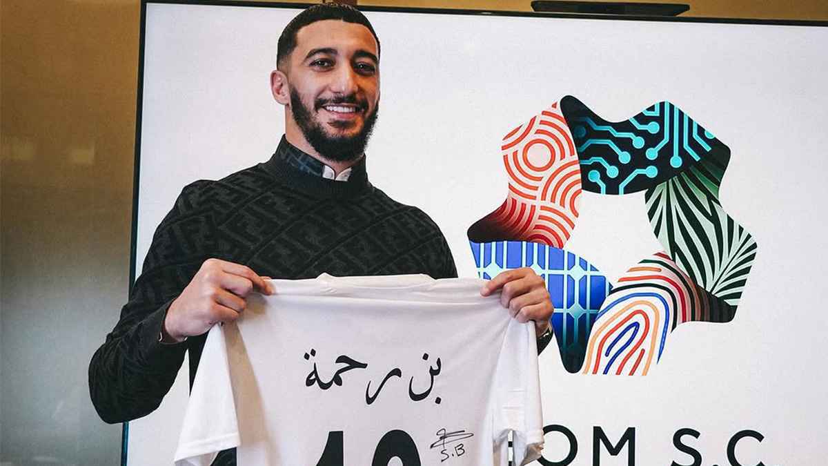 والدة سعيد بن رحمة تخطف الأنظار بظهورها معه بعد توقيعه لـ"نيوم" (فيديو)