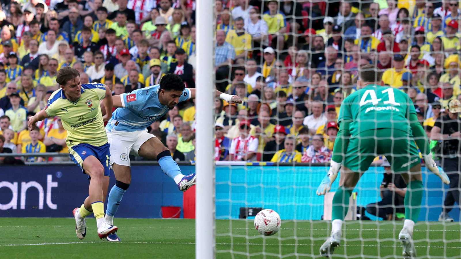 الأسوأ.. تقييم كارثي لعمر مرموش أمام ساوثامبتون 