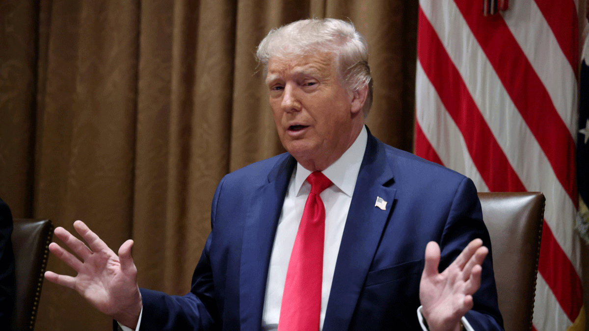 ترامب يلقي بظلال من الشك حول انتحار إبستاين في السجن (فيديو)