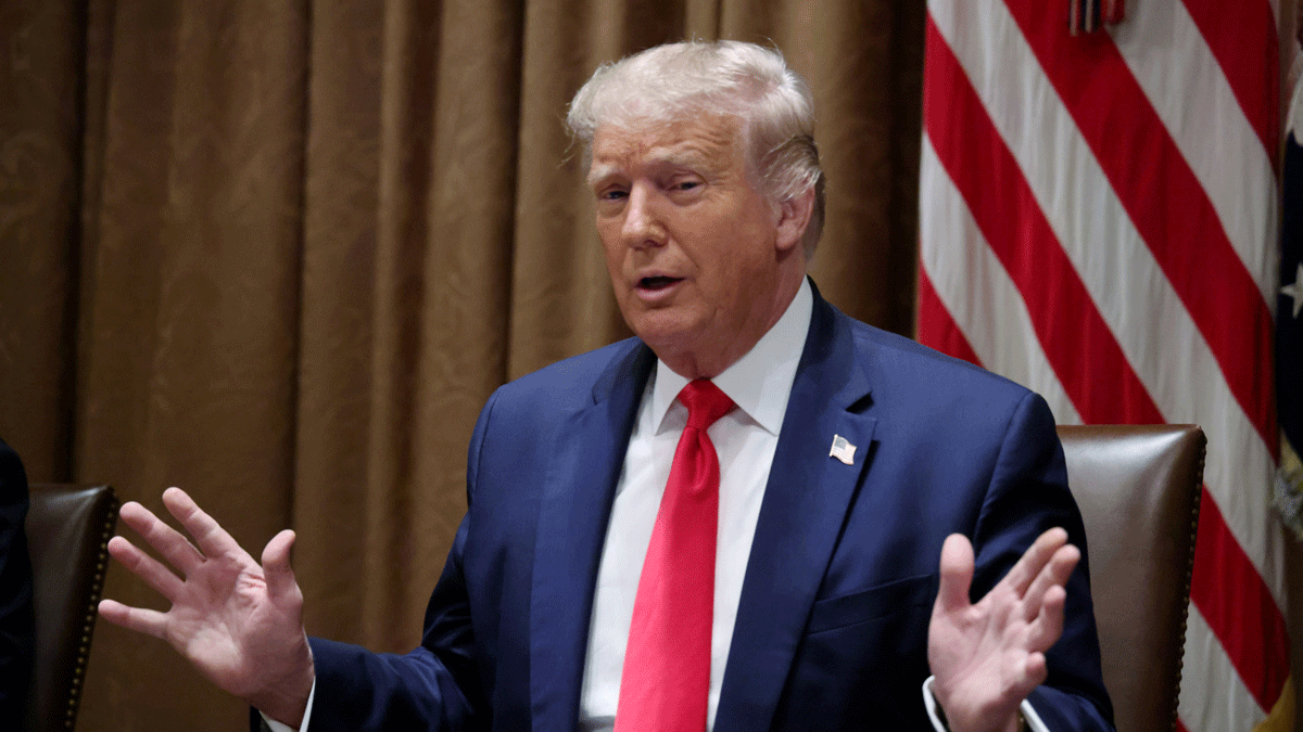 ترامب يلقي بظلال من الشك حول انتحار إبستاين في السجن (فيديو)