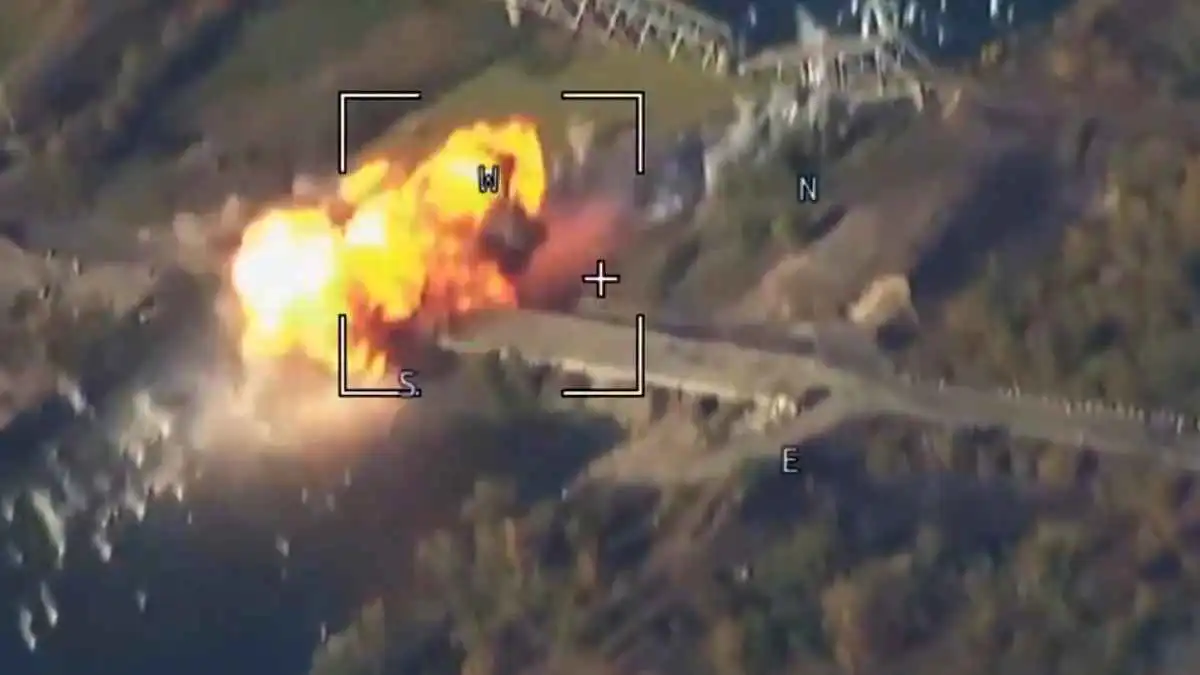 غارة روسية تدمر جسراً فوق نهر "سيفرسكي دونيتس" بقنبلة انزلاقية (فيديو)