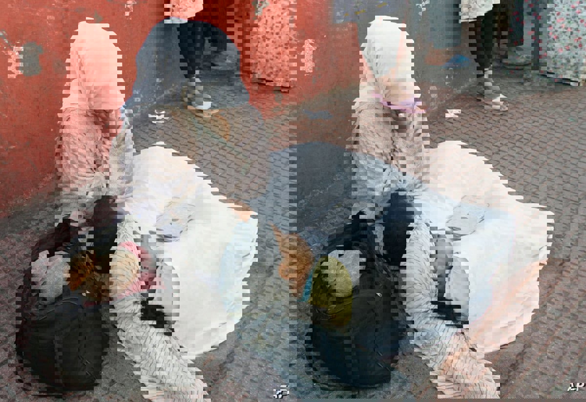 حقيقة ضبط متسولين في ليبيا تنكروا بملابس نسائية (صورة)