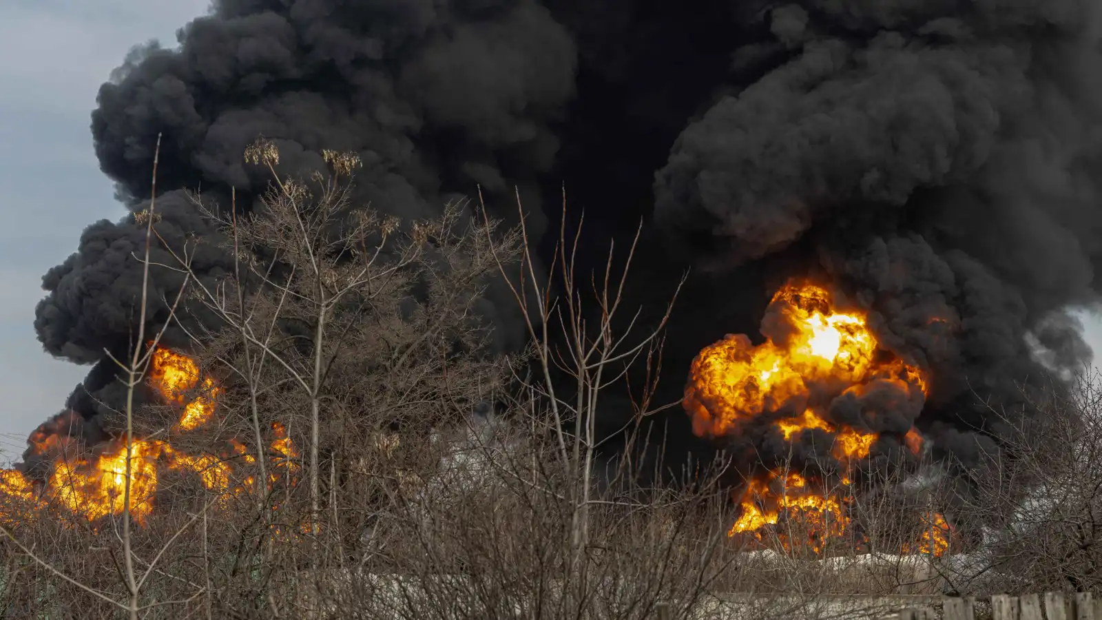 هجوم روسي يشعل النيران بمنشأة طاقة في أوديسا الأوكرانية (فيديو)