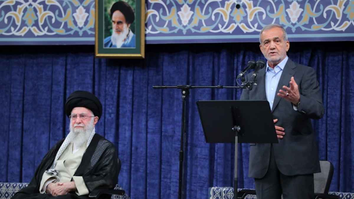 بسبب تصريحاته عن اغتيال ترامب.. صحيفة تابعة لخامنئي تهاجم بزشكيان