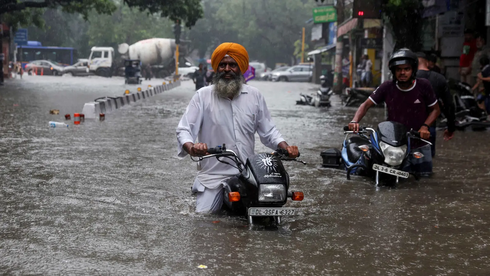 العواصف والصواعق تقتل 69 شخصا في الهند ونيبال (فيديو)