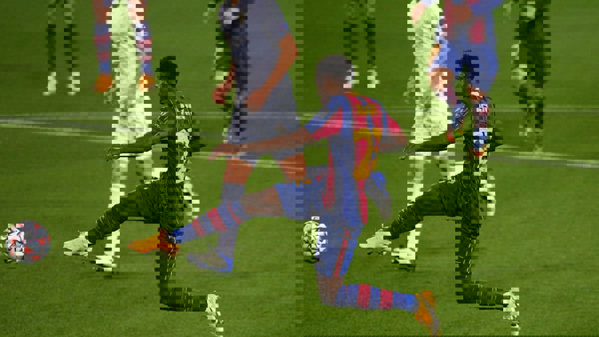 مباراة برشلونة ضد فرينكفاروزي: أنسو فاتي ينحني احترامًا لـ"دي يونغ" (فيديو)