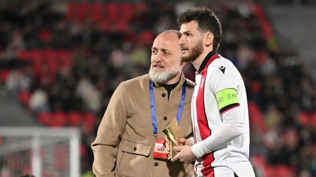 سجل هدفين وأصبح أصغر قائد في تاريخ بلاده.. كفاراتسخيليا يتألق مع منتخب جورجيا