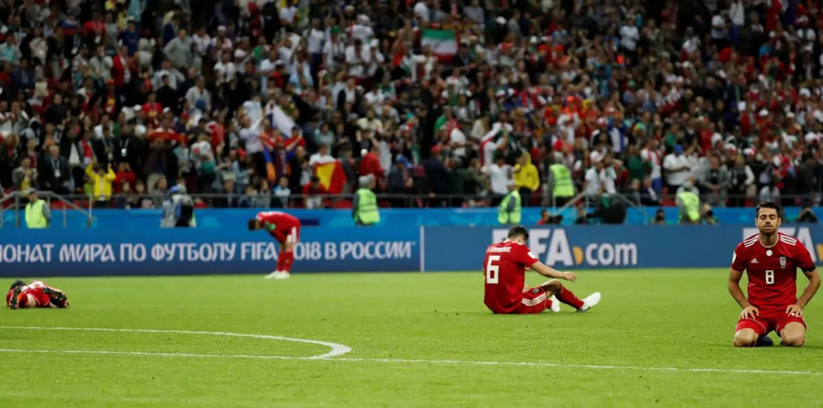 لاعب منتخب إيران يفشل في تنفيذ رمية التماس بطريقة أكروباتية أمام إسبانيا (شاهد)