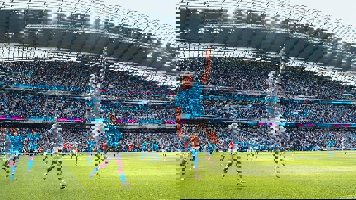 والد هالاند يحتفل بقوة في المدرجات بهاتريك نجله في مانشستر يونايتد (فيديو)