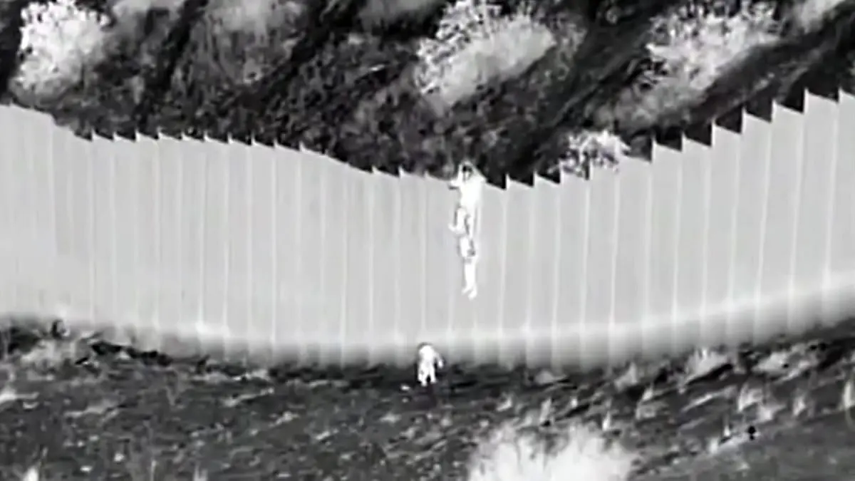 في مشهد مروع.. مهربون يلقون طفلتين من فوق الجدار الفاصل بين أمريكا والمكسيك