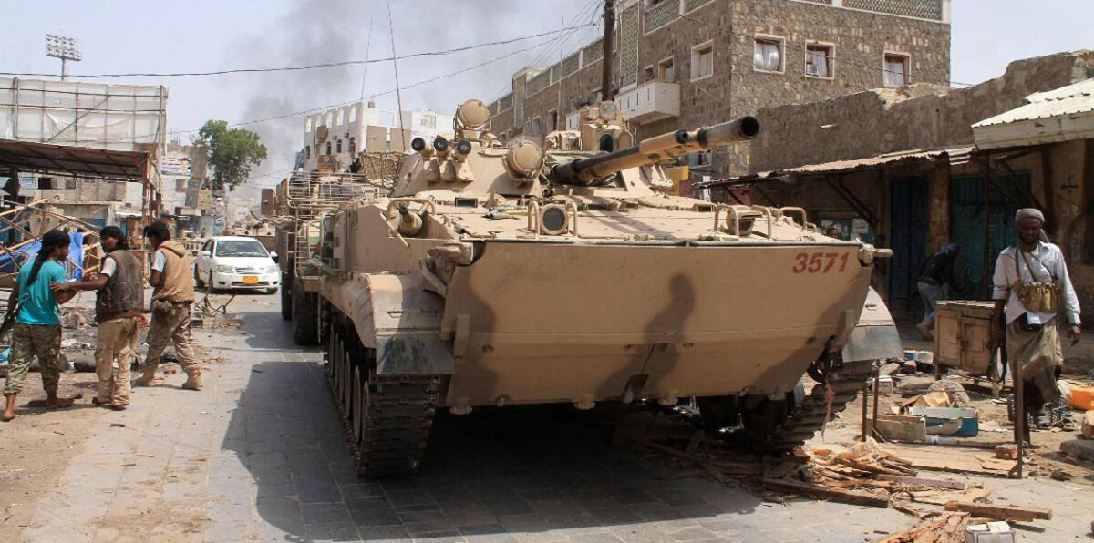 بمشاركة التحالف العربي.. الجيش اليمني يشن حملة ضد مواقعَ للقاعدة